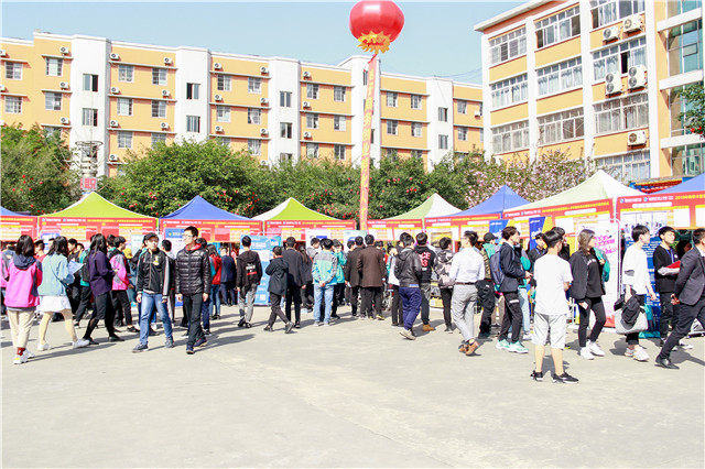 直擊雙選會(huì)現(xiàn)場：新華學(xué)子厚積薄發(fā)，滿意就業(yè)