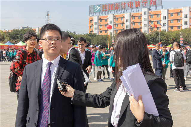 直擊雙選會(huì)現(xiàn)場：新華學(xué)子厚積薄發(fā)，滿意就業(yè)
