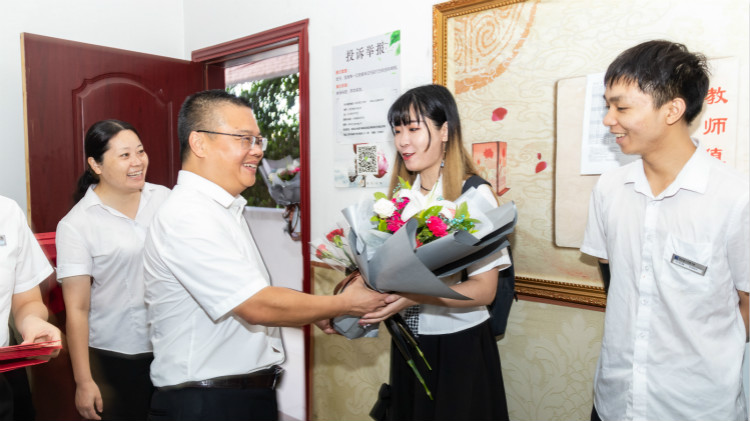教師節(jié)校領(lǐng)導(dǎo)慰問(wèn)各部門(mén)老師