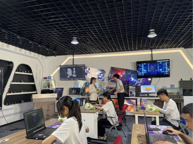 央視頻云端夏令營攜手新華電腦，開啟動(dòng)漫設(shè)計(jì)小課堂！