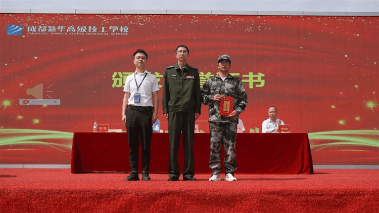 2024級(jí)春季新生軍事素質(zhì)拓展訓(xùn)練匯報(bào)表演